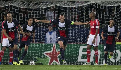 Zlatan Ibrahimovic celebra su segundo gol de la noche.