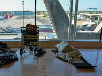 El lecho improvisado de Pablo, uno de las personas sin techo que vive en el aeropuerto de Madrid.