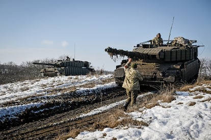 Soldados ucranianos participan de un ejercicio de combate con tanques Leopard en Ucrania, en febrero de 2025.