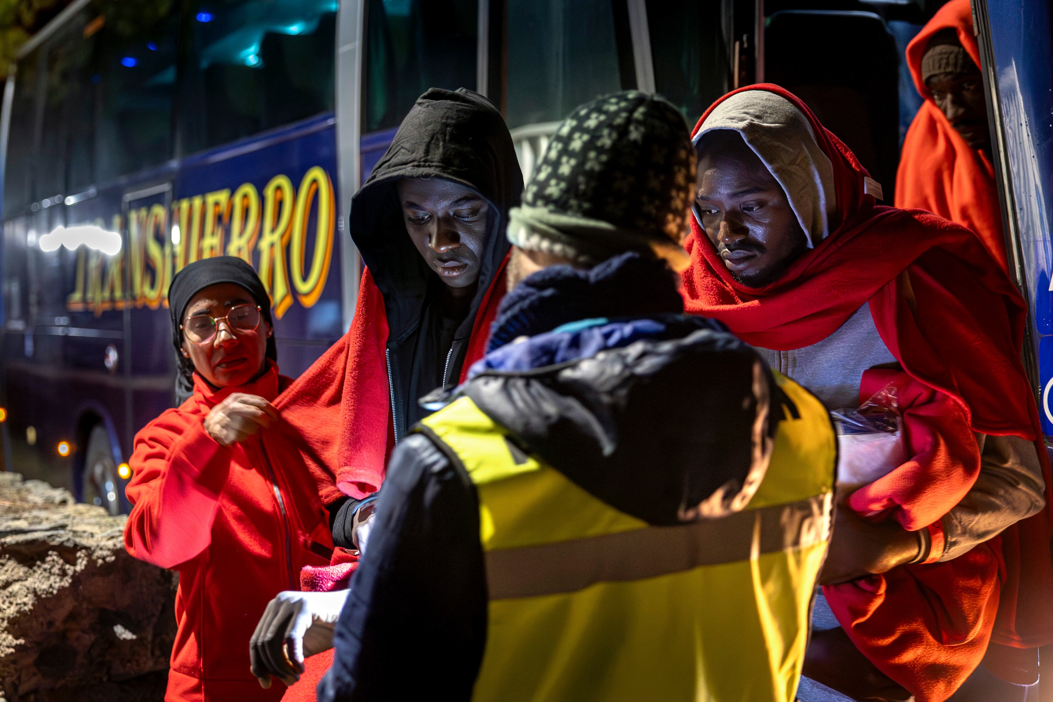 Al salir del autobús, uno de los voluntarios tuvo que agarrar a un niño, como aquellos que ahora juegan en el puerto, que se tambaleaba. El pequeño aprovechó los brazos del hombre para ponerle la cara contra el pecho y abrazarlo fuerte por unos segundos. 