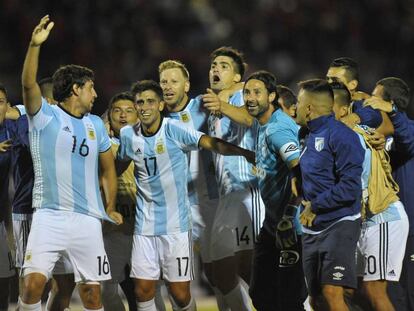 Os jogadores do Atlético Tucumán comemoram com a camisa da seleção argentina.