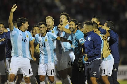 Os jogadores do Atlético Tucumán comemoram com a camisa da seleção argentina.