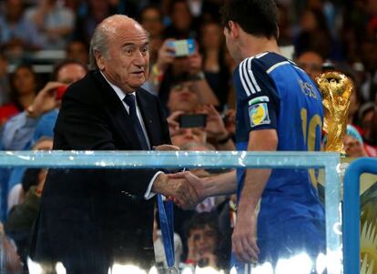 Messi recebe a medalha de Joseph Blatter.