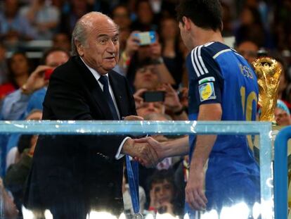 Messi recebe a medalha de Joseph Blatter.