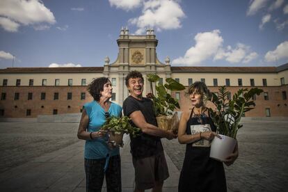 Maite Escalada (izquierda), Edu Andrews y Lola González, vecinos de la zona, donan plantas al centro cultural Conde Duque