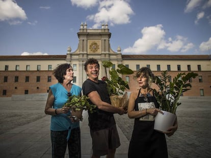 Maite Escalada (izquierda), Edu Andrews y Lola González, vecinos de la zona, donan plantas al centro cultural Conde Duque