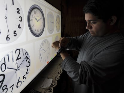 Un hombre ajusta su reloj en Ciudad de México.