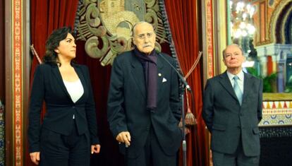 Azkuna, entre la secretaria general del PRI, Ivonne Ortega, y el primer teniente de alcalde, Ibon Areso, en la recepción en el Ayuntamiento.