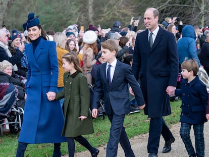 Los príncipes de Gales y sus tres hijos, el 25 de diciembre en Norfolk.