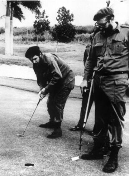 El Che Guevara y Fidel Castro parodian los partidos de golf de Eisenhower en 1960.