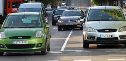 Coches circulando en las calles de Madrid