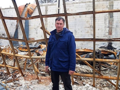 Anatoli Haritonov, en las ruinas del Museo de Historia y Costumbres Locales de la localidad ucrania de Ivankiv, el mes pasado.