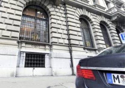 Un vehículo con matrícula alemana, estacionado frente a la oficina central del Banco Credit Suisse en Zúrich (Suiza). FE/Archivo