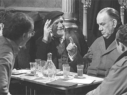 Francisco Rabal y Camilo José Cela (en el centro) durante el rodaje de <i>La colmena.</i>
/ RAÚL CANCIO
