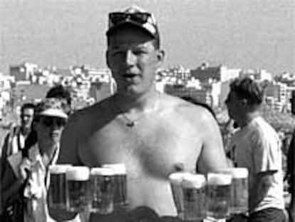 Un veraneante se dispone a consumir cerveza.