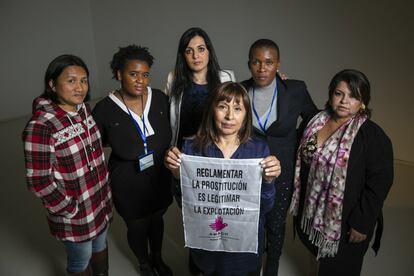 Desde la izquierda, Mules Paredes, Melanie Thompson, Amelia Tiganus, Graciela Collantes (sosteniendo el cartel), Mickey Meji y Beatriz Rodríguez, supervivientes de trata, víctimas de explotación sexual.