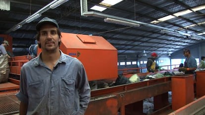 Sebasti&aacute;n Masa, en una planta de separaci&oacute;n de residuos.