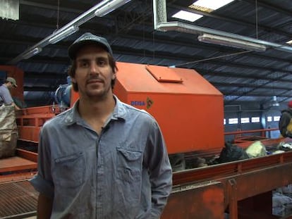 Sebastián Masa, em uma fábrica de separação de resíduos.