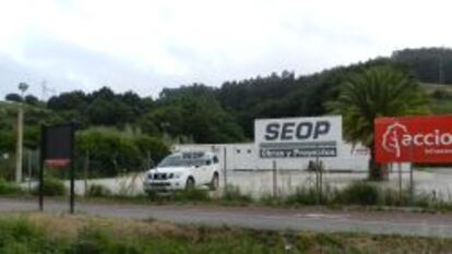 Los carteles de Seop y Acciona en la obra de la autov&iacute;a A-8 entre Torrelavega y Solares (Santander).