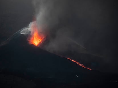 El volcán de Cumbre Vieja, en La Palma, la madrugada de este miércoles.