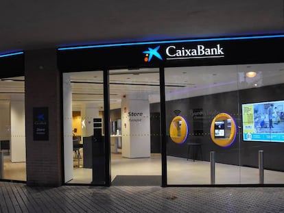 Los sindicatos llaman a la plantilla de CaixaBank a movilizarse el día 22 en 12 ciudades