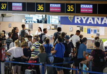 Colas en los mostradores de facturación de Ryanair del aeropuerto de Valencia.
