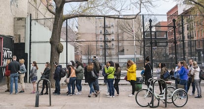 Gente haciendo cola para tener la oportunidad de comprar un cronut en la panadería Dominique Ansel en el barrio de SoHo.