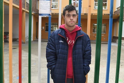 Rubén Calleja, frente al colegio Antonio González de Lama, en León, del que fue obligado a abandonar hace una década, cuando tenía 11 años, para ir a un centro especial.