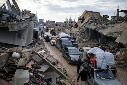 Palestinos desplazados se dirigen desde el centro de Gaza a sus hogares en el norte de la Franja, el lunes.