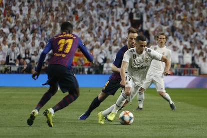 El jugador del Real Madrid, Lucas Vázquez, corre con el blaón.