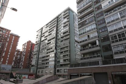 El edificio del barrio bilbaíno de Santutxu donde se ha producido un brote de covid-19 con seis fallecidos.