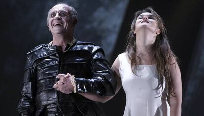 El barítono italiano Leo Nucci y la soprano rusa Olga Peretyatko tras protagonizar un bis en el estreno de Rigoletto en 2015 en el Teatro Real de Madrid.