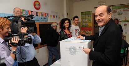 Pierluigi Bersani, secretario del PD, vota en Piacenza.