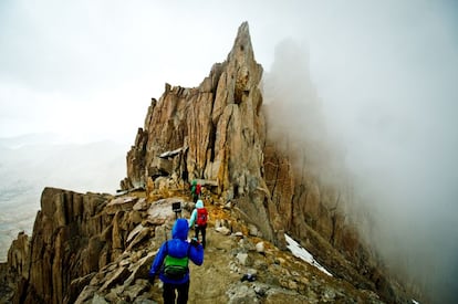 El monte Whitney (4.417 metros) es el techo de los Estados Unidos continentales (el Denali, o McKinley, en Alaska, llega hasta los 6.194 metros), aunque el sendero que lleva hasta su cumbre (17 kilómetros de recorrido, 1.800 metros de desnivel), en la cordillera de Sierra Nevada (California), es uno de los más transitados del país. Desde la cima, una extensa meseta rocosa, brinda vistas fabulosas.