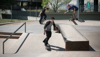 Tres patinadores en Bar&oacute; de Viver