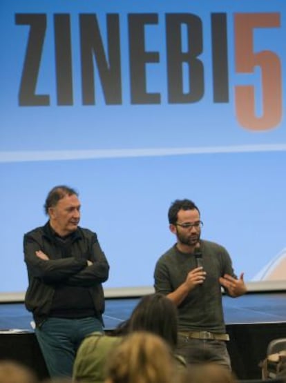 Luis López Carrasco presenta su película en Bilbao, ante el director de Zinebi, Ernesto del Río.