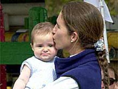 La infanta Elena, ayer, con su hija Victoria Federica.