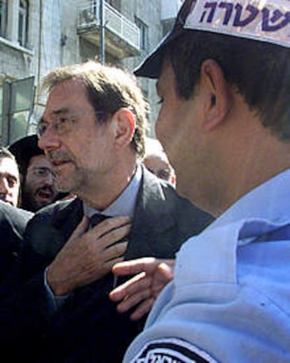 Solana es abucheado en el lugar del atentado.