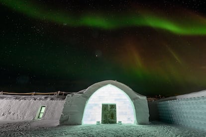 La entrada al Jukkasjarvi Ice Hotel en Kiruna (Suecia).