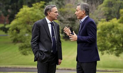 El presidente argentino Mauricio Macri habla con Miguel Ángel Pichetto, su candidato a vicepresidente.