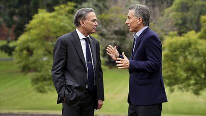 El presidente argentino Mauricio Macri habla con Miguel Ángel Pichetto, su candidato a vicepresidente.