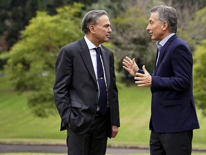 El presidente argentino Mauricio Macri habla con Miguel Ángel Pichetto, su candidato a vicepresidente.