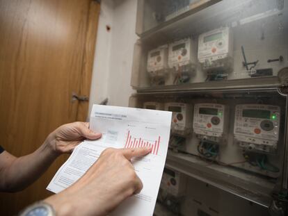 Un consumidor comprueba la factura de la luz en su vivienda en Madrid.