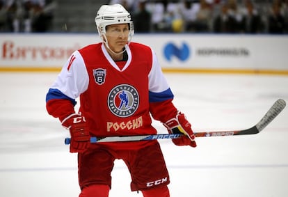 El presidente ruso, Vladímir Putin, durante el entrenamiento previo al partido de gala de la Liga de Hockey de Noche. El partido se disputó en el palacio de hielo Bolshói de Sochi, donde se disputó la final de hockey de los Juegos Olímpicos de Invierno en 2014.