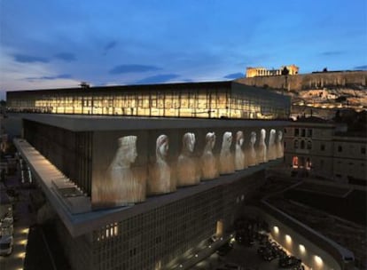 Una vista del nuevo Museo de la Acrópolis, con el Partenón al fondo, durante los ensayos de los actos de inaguración del edificio.