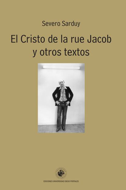 Esta serie de microensayos del cubano Severo Sarduy son verdaderos destellos de lucidez, de ahí sus títulos tan sugerentes como "Cuatro puntos de sutura en la ceja derecha" o "Cómo no escribí todos mis libros". Escritos en su madurez, ya en el título encontramos referencias a París, ciudad donde transcurrió su vida intelectual. No es casualidad que en la mismísima rue Jacob se encontrara la sede de Éditions du Seuil, sello editorial que publicaba a Roland Barthes, uno de los autores que transitan por las las páginas de esta colección de ensayos.