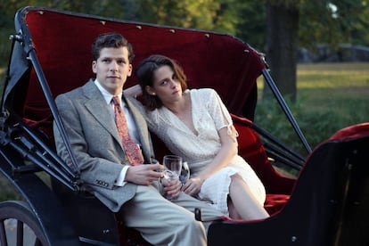 Jesse Eisenberg i Kristen Stewart, a 'Café Society'.