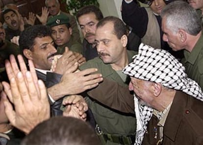 Arafat da la mano a un seguidor durante una reunión de altos mando de la ANP en Ramala.
