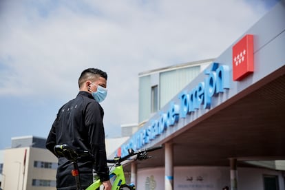 El colombiano Santiago trabajó como celador en el hospital de Torrejón (Madrid) en los peores momentos de la pandemia.