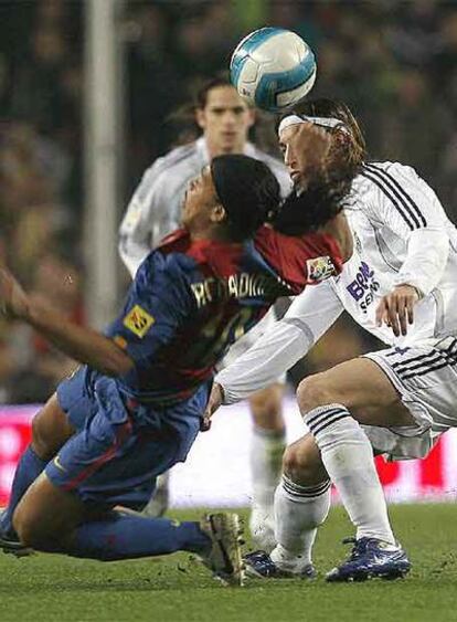 Ronaldinho cae por una falta de Sergio Ramos